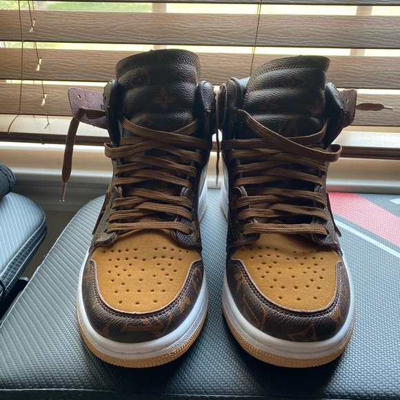 Jordan 1s never worn TRIED ON ONLY, new condition! - Picture 3 of 6